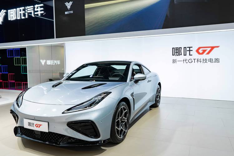 东莞262哪吒汽车在智能汽车领域的表现，领途汽车在新能源汽车市场中的影响力